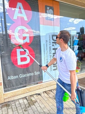 Почистване на прозорци