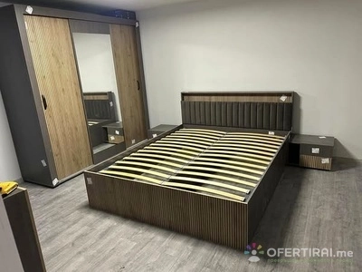 Завършихме сглобяването на комплект мебели за спалня: скрин, легло, нощни шкафчета и гардероб